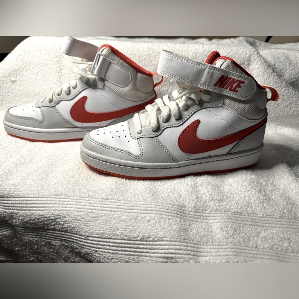 Nike high top boys, orange and white size 4.5